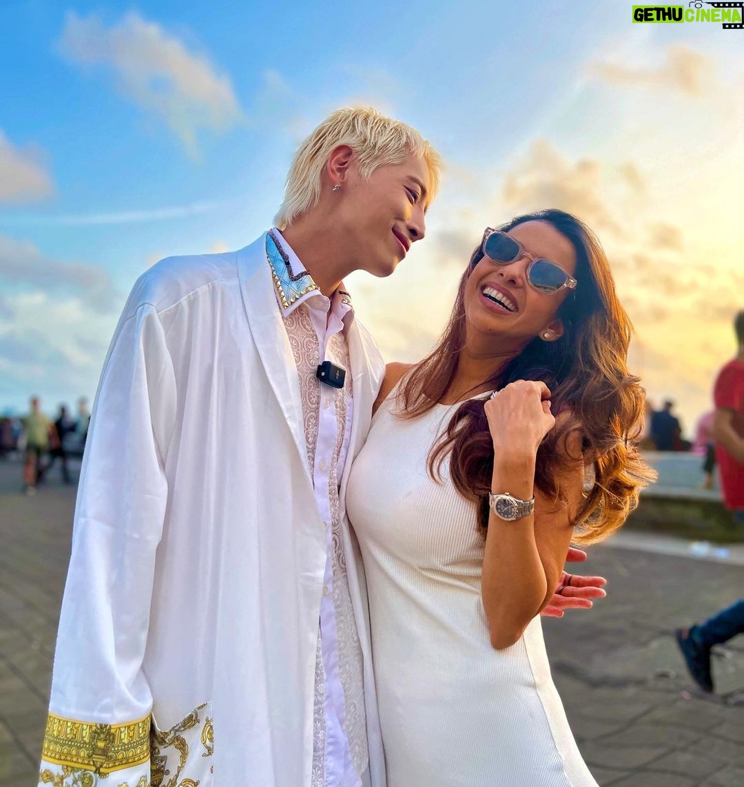 Pranitaa Pandit - 23.9K Likes - When you can’t get a pic like this with ur husband in 10yrs for Marriage n @aoora69 makes it happen in 10 secs … #loveit #fam #frdshipgoals
Can anyone relate to this ???