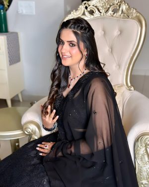 Pranjal Dahiya Instagram - Dass Ki Chauni Ae 🖤
.
.
.
Beautiful makeup by @roopkaurcelebritymua ❤️