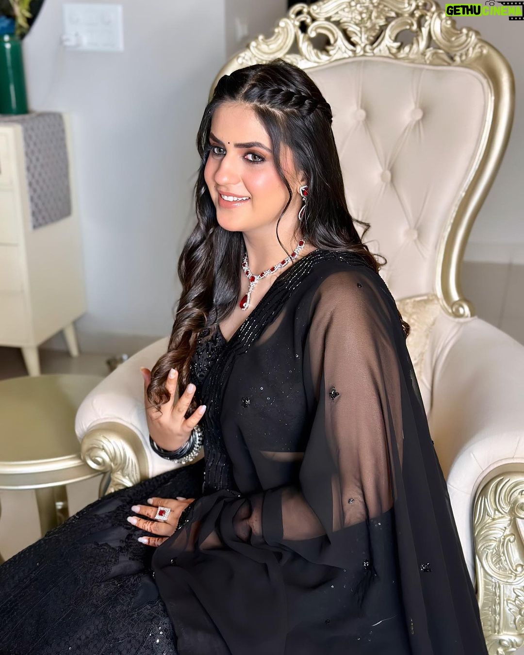 Pranjal Dahiya - 315.2K Likes - Dass Ki Chauni Ae 🖤
.
.
.
Beautiful makeup by @roopkaurcelebritymua ❤️