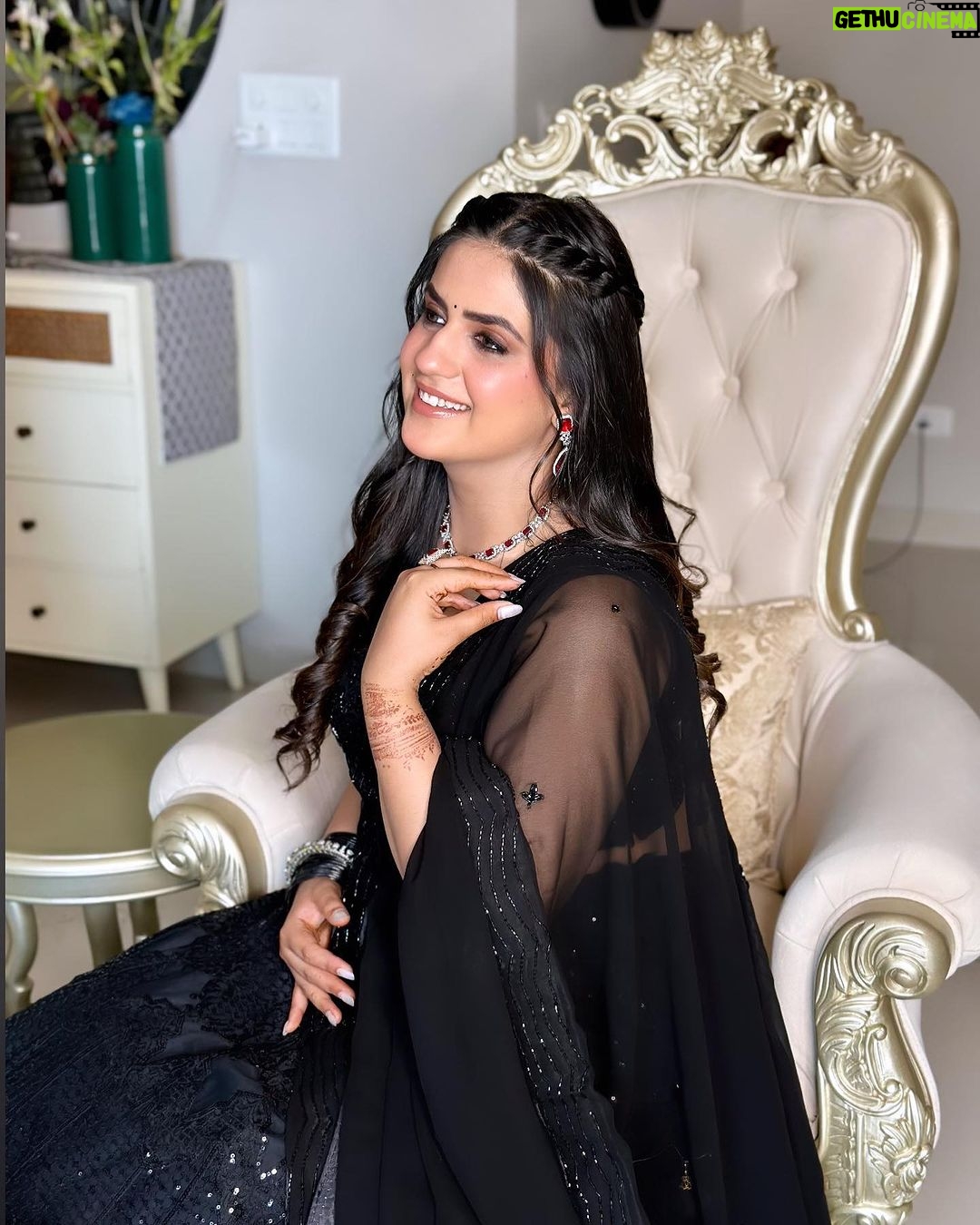 Pranjal Dahiya - 315.2K Likes - Dass Ki Chauni Ae 🖤
.
.
.
Beautiful makeup by @roopkaurcelebritymua ❤️
