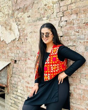 Pranjal Dahiya Instagram - taur tappa raula rappa done rakhdae 🖤✨
.
.
.
#pranjaldahiya #gulabiqueen