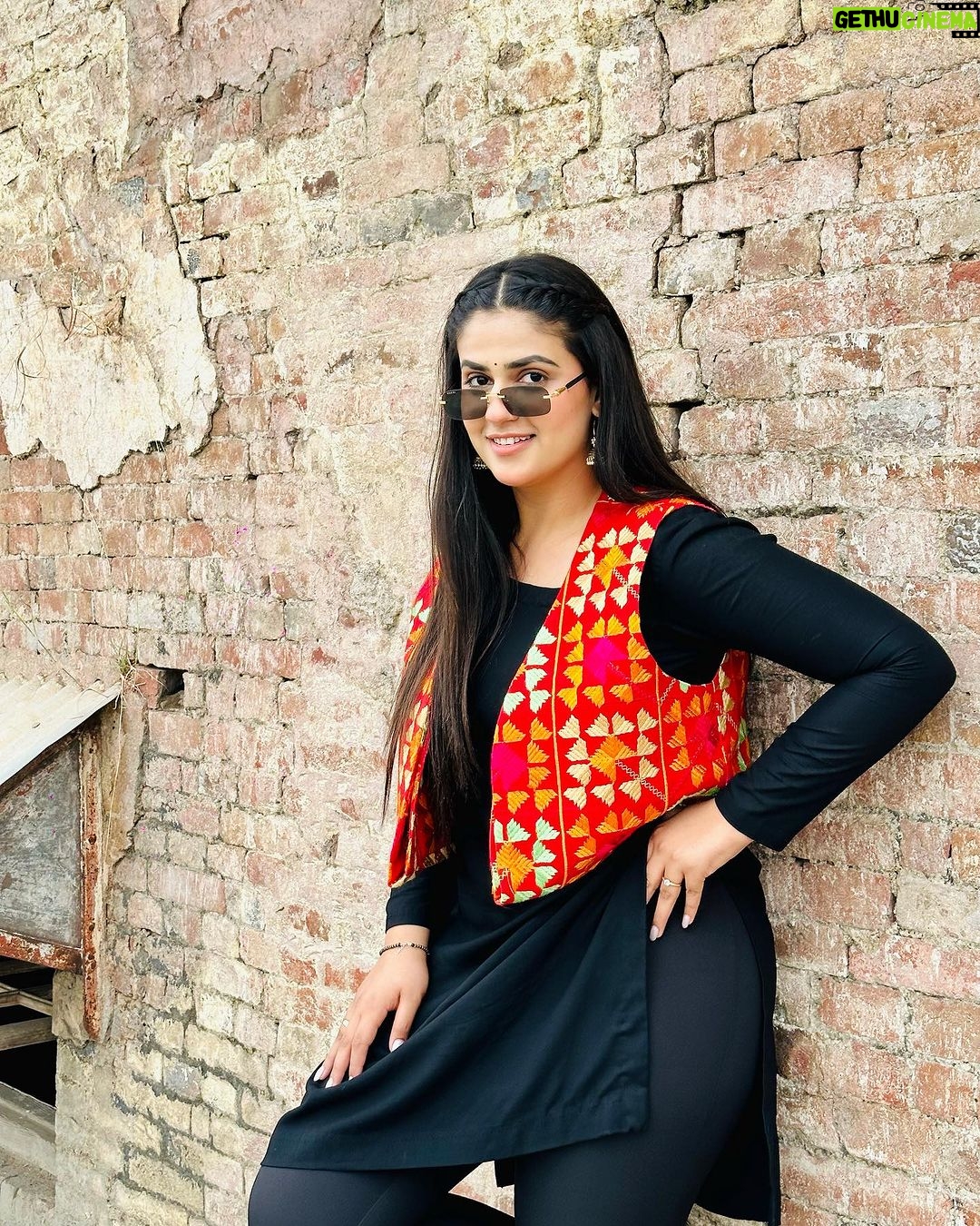Pranjal Dahiya - 270.9K Likes - taur tappa raula rappa done rakhdae 🖤✨
.
.
.
#pranjaldahiya #gulabiqueen
