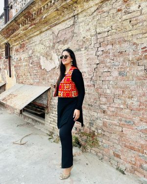 Pranjal Dahiya Instagram - taur tappa raula rappa done rakhdae 🖤✨
.
.
.
#pranjaldahiya #gulabiqueen