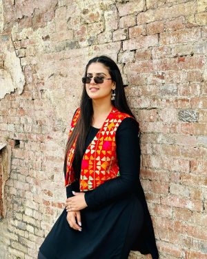 Pranjal Dahiya Instagram - taur tappa raula rappa done rakhdae 🖤✨
.
.
.
#pranjaldahiya #gulabiqueen