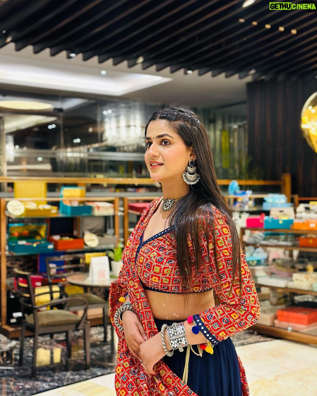 Pranjal Dahiya - 245.9K Likes - 🌹✨
.
.
Wearing : @nupur_choudhary17
#pranjaldahiya #gulabiqueen