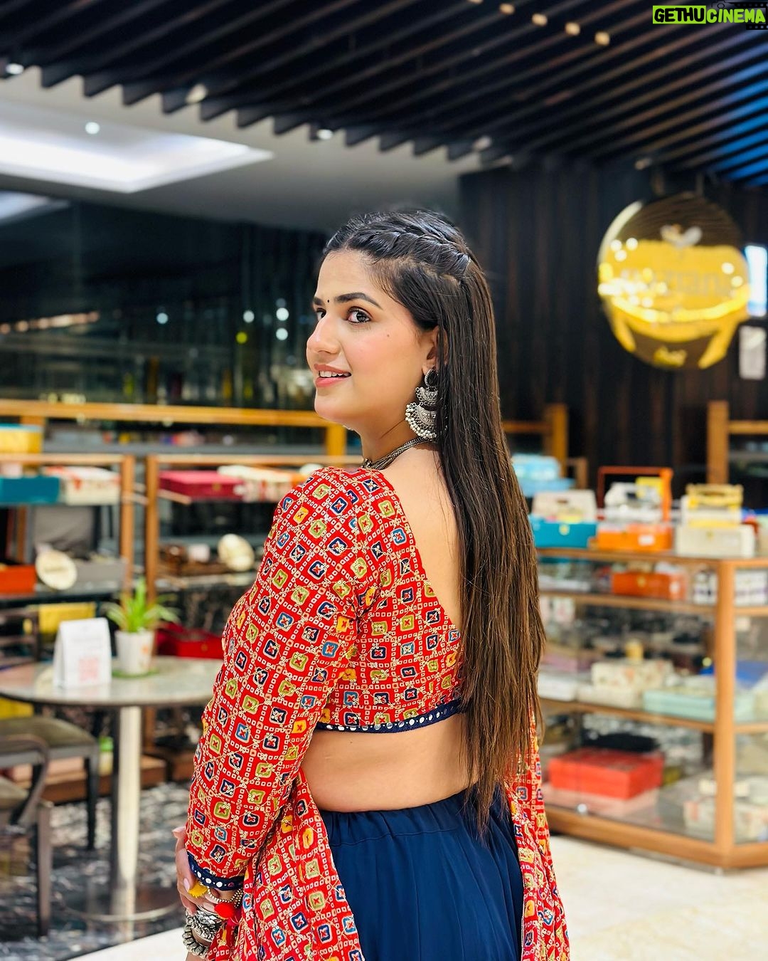 Pranjal Dahiya - 245.9K Likes - 🌹✨
.
.
Wearing : @nupur_choudhary17
#pranjaldahiya #gulabiqueen