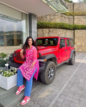 Pranjal Dahiya Instagram - Babygirl, people are going to talk about you no matter what you do.
So you might as well do whatever brings you joy and live your best life 💕
.
.
.
#pranjaldahiya #gulabiqueen