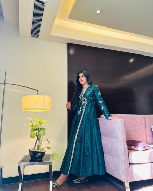 Pranjal Dahiya Instagram - Kaha se lau itna sabar ,
thode se mil kyun nahi jaate tum . 💙
.
Style by @arzoo.creations ✨
Outfit by @niya.multidesignerstore 💕
.
#pranjaldahiya #gulabiqueen