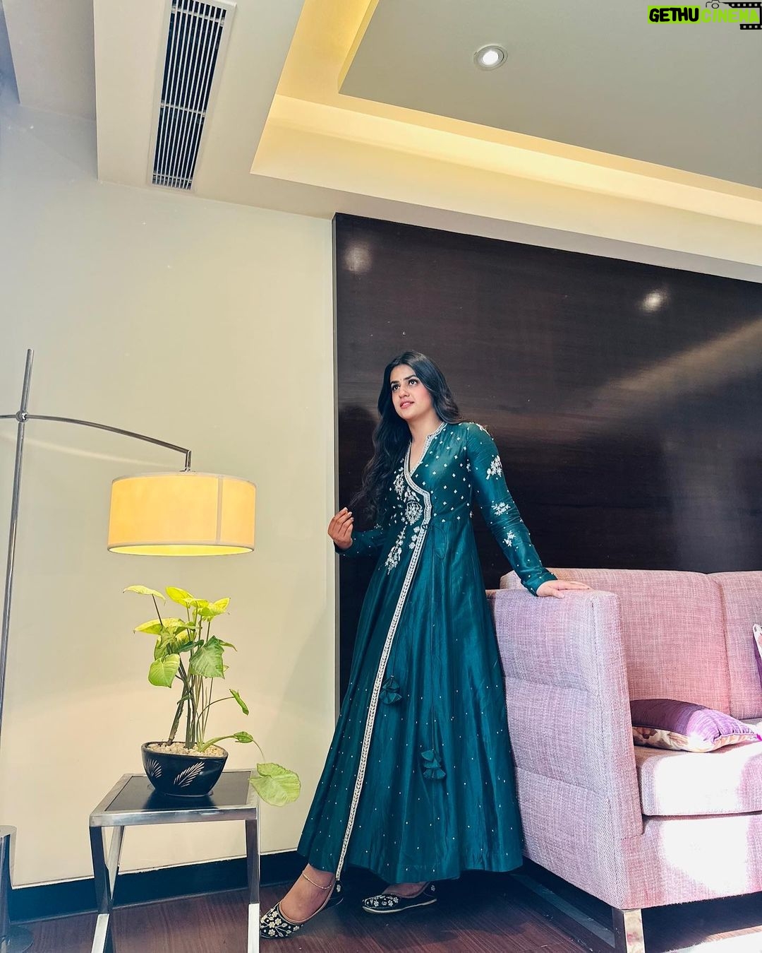 Pranjal Dahiya - 265.6K Likes - Kaha se lau itna sabar ,
thode se mil kyun nahi jaate tum . 💙
.
Style by @arzoo.creations ✨
Outfit by @niya.multidesignerstore 💕
.
#pranjaldahiya #gulabiqueen