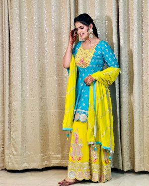 Pranjal Dahiya Instagram - Ek main paya suit punjabi 🥰
Duja mere Nain sharabi 👀 Do You guys agree ?…. 
.
.
#pranjaldahiya #gulabiqueen