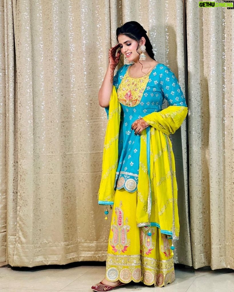 Pranjal Dahiya Instagram - Ek main paya suit punjabi 🥰 Duja mere Nain sharabi 👀 Do You guys agree ?…. . . #pranjaldahiya #gulabiqueen