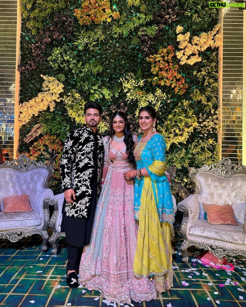 Pranjal Dahiya Instagram - congratulations 🥳 @theuchana wish you a happy married life ❤️ and Had a amazing evening with you guys 🫶🏻🥰 . . #pranjaldahiya #gulabiqueen