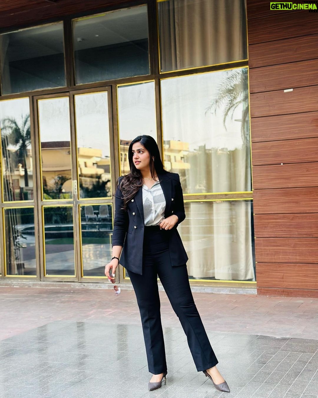 Pranjal Dahiya - 253.9K Likes - Grow through, what you go through✨
.
.
#pranjaldahiya #gulabiqueen