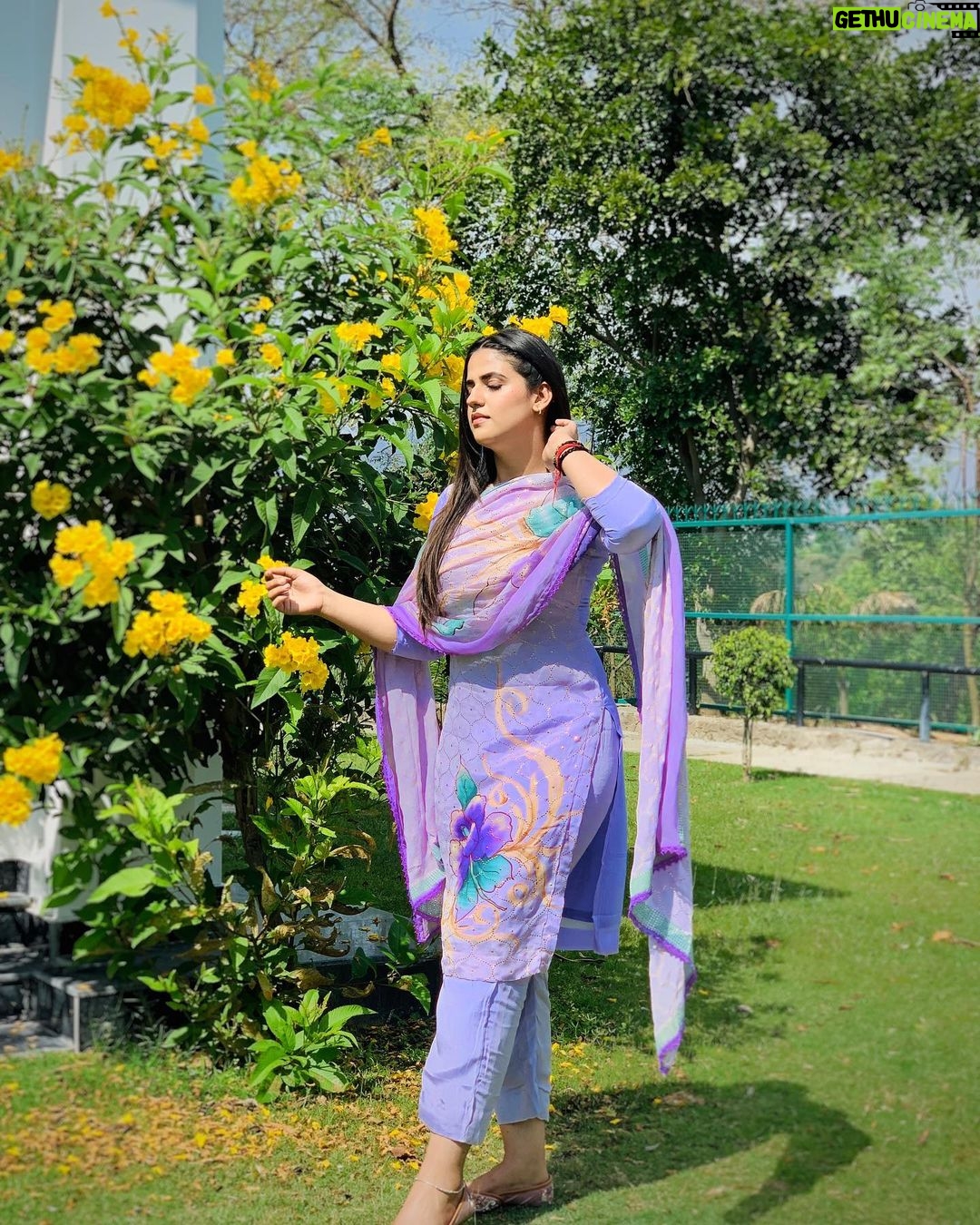 Pranjal Dahiya - 327.4K Likes - Suit lai lai main na rajdi
Mainu vekh vekh jatt nahiyo rajda..!🌸