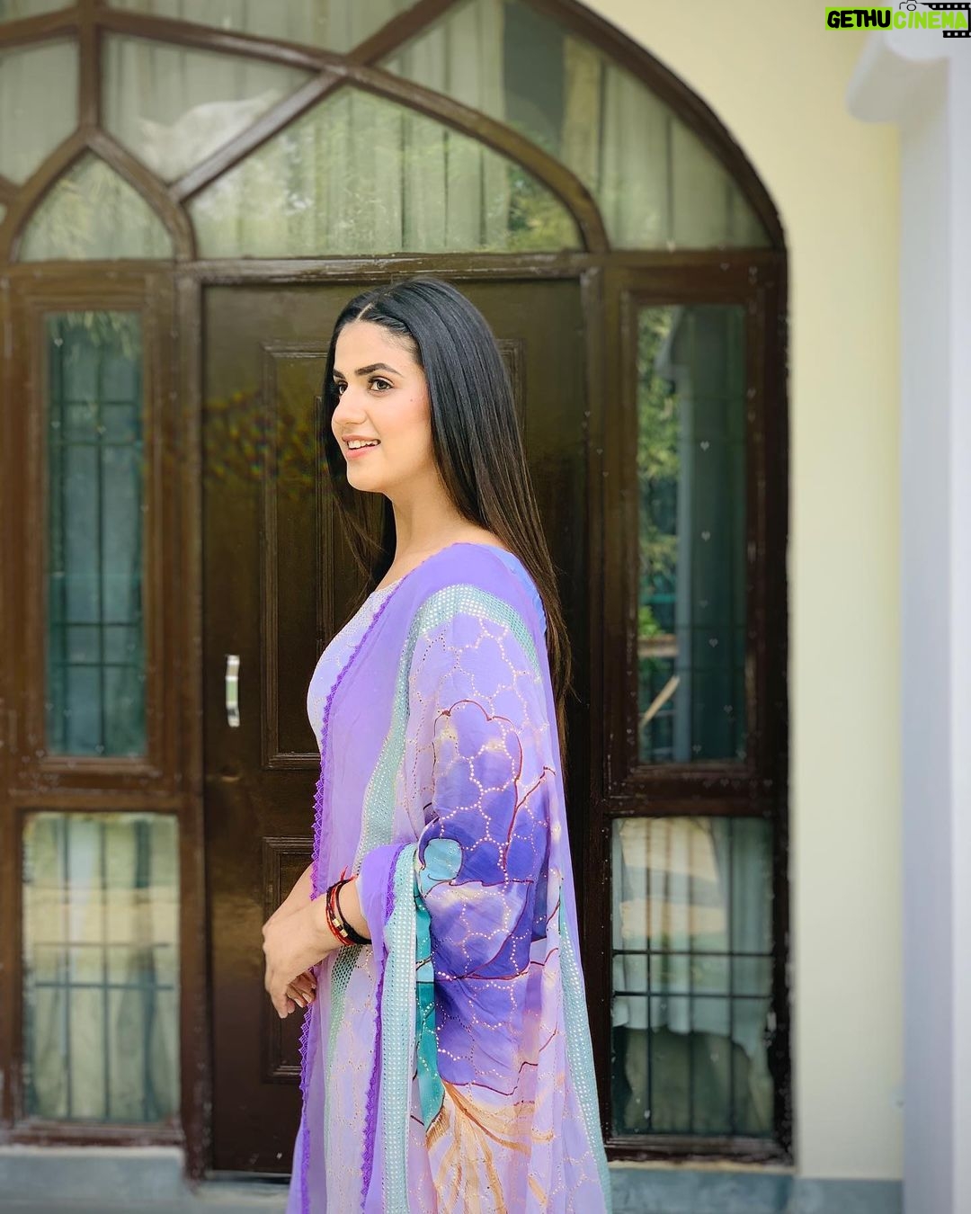 Pranjal Dahiya - 327.4K Likes - Suit lai lai main na rajdi
Mainu vekh vekh jatt nahiyo rajda..!🌸