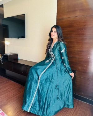 Pranjal Dahiya Instagram - Kaha se lau itna sabar ,
thode se mil kyun nahi jaate tum . 💙
.
Style by @arzoo.creations ✨
Outfit by @niya.multidesignerstore 💕
.
#pranjaldahiya #gulabiqueen