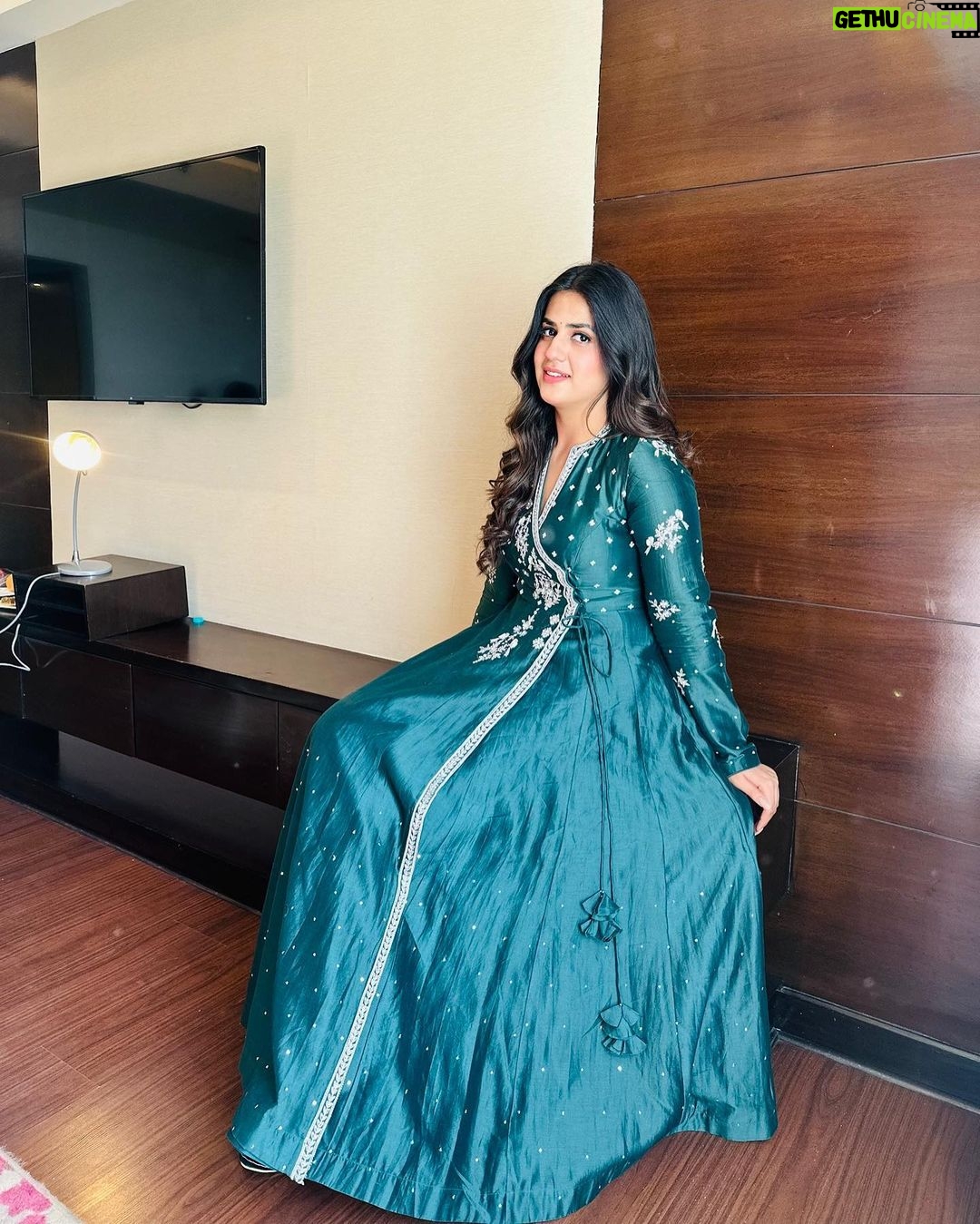Pranjal Dahiya - 265.6K Likes - Kaha se lau itna sabar ,
thode se mil kyun nahi jaate tum . 💙
.
Style by @arzoo.creations ✨
Outfit by @niya.multidesignerstore 💕
.
#pranjaldahiya #gulabiqueen