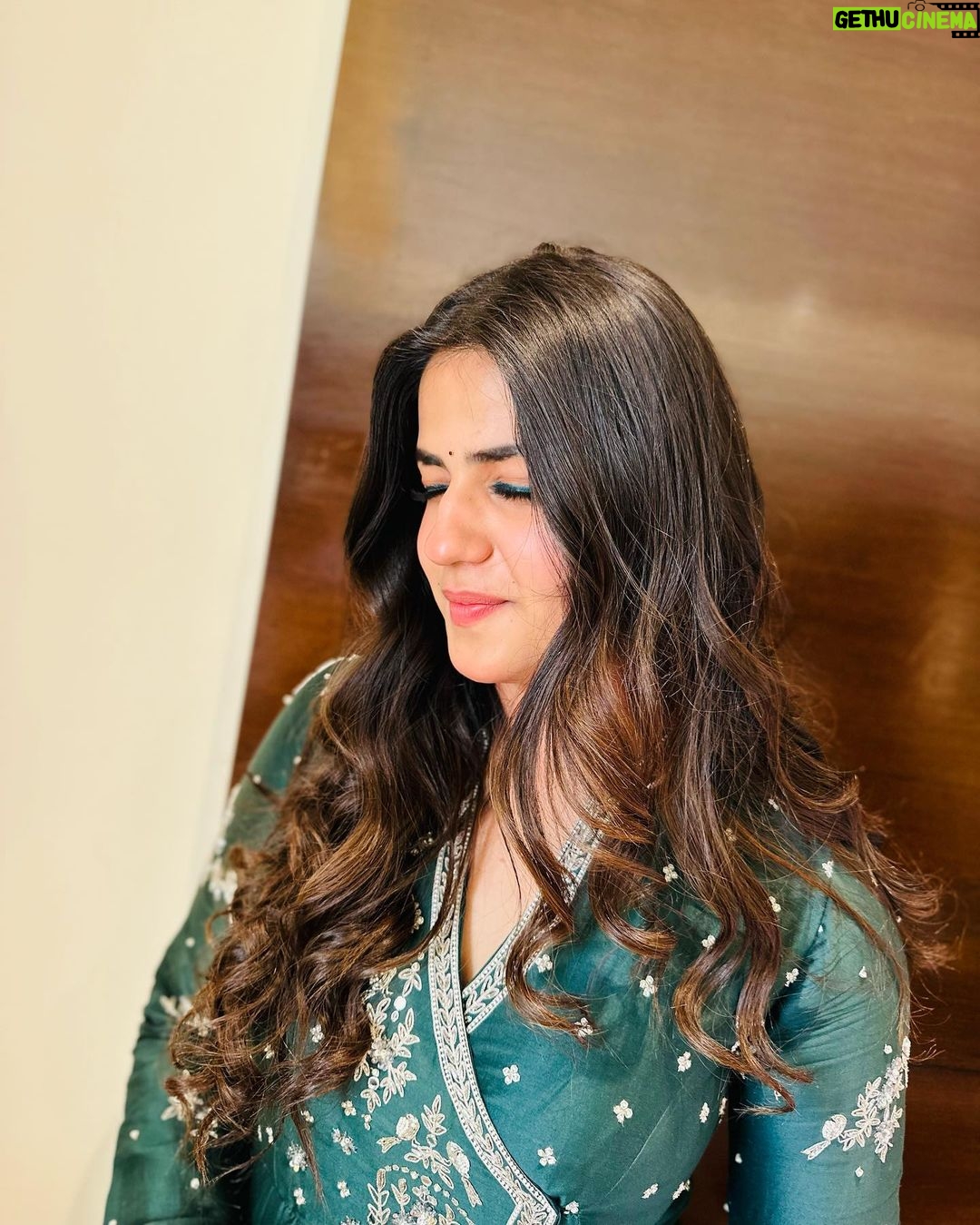 Pranjal Dahiya - 265.6K Likes - Kaha se lau itna sabar ,
thode se mil kyun nahi jaate tum . 💙
.
Style by @arzoo.creations ✨
Outfit by @niya.multidesignerstore 💕
.
#pranjaldahiya #gulabiqueen