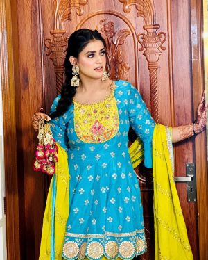 Pranjal Dahiya Instagram - Ek main paya suit punjabi 🥰
Duja mere Nain sharabi 👀 Do You guys agree ?…. 
.
.
#pranjaldahiya #gulabiqueen