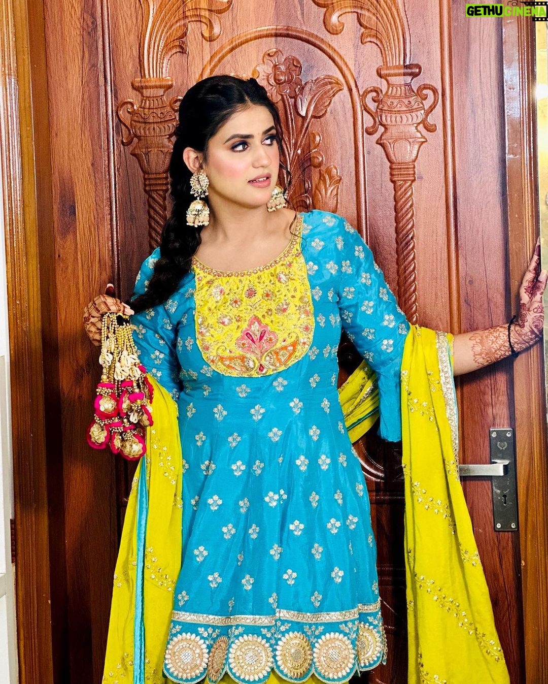 Pranjal Dahiya - 267.1K Likes - Ek main paya suit punjabi 🥰
Duja mere Nain sharabi 👀 Do You guys agree ?….
.
.
#pranjaldahiya #gulabiqueen