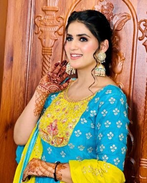 Pranjal Dahiya Instagram - Ek main paya suit punjabi 🥰
Duja mere Nain sharabi 👀 Do You guys agree ?…. 
.
.
#pranjaldahiya #gulabiqueen