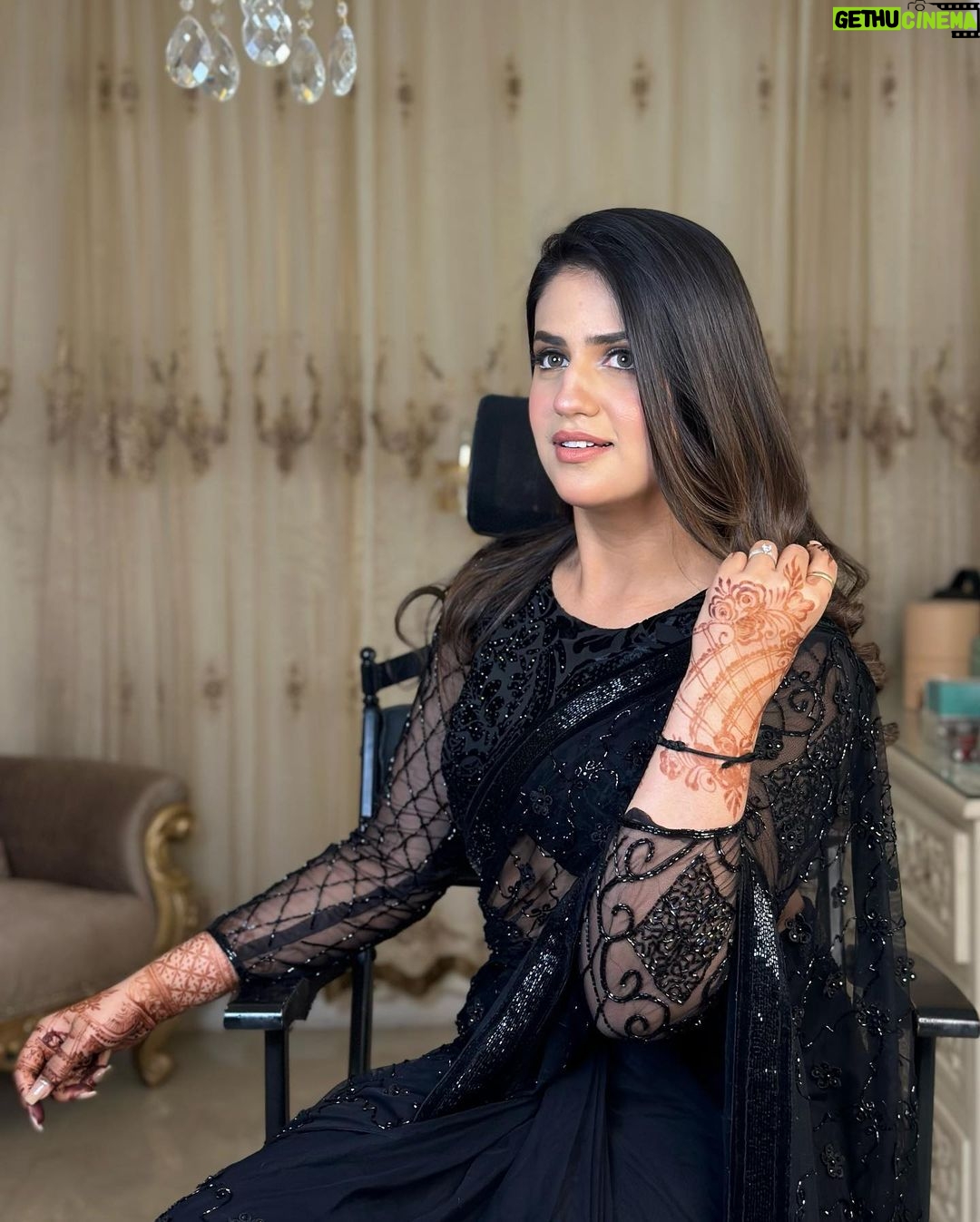 Pranjal Dahiya - 393K Likes - Mohobbat Ka Pata Nahi Bas Lagav Sa Hai , Jo Bhi Khelo Bas Be - Hisaab Sa Hai 🖤
.
.
#pranjaldahiya #gulabiqueen