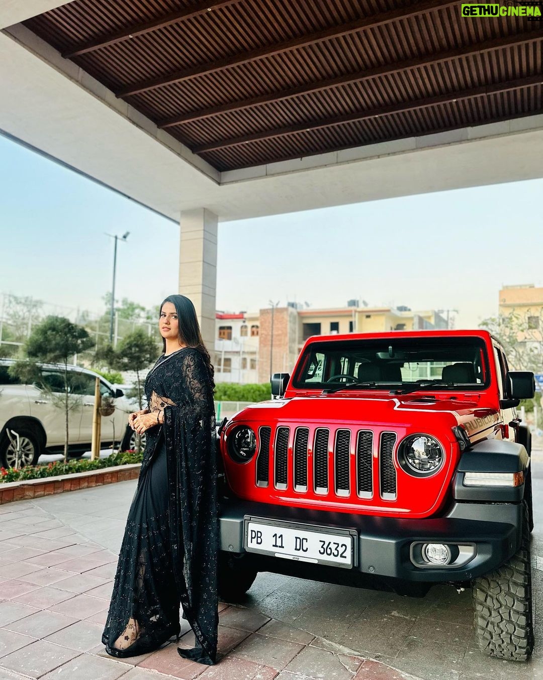 Pranjal Dahiya - 347.3K Likes - I came from nothing, so mentally I never lose.
Everything is a win or a lesson. 🖤
.
MUA By @prabhleenkaur_artistry 💄
Style By @sunnysamstylist20 🥻
.
.
#pranjaldahiya #gulabiqueen