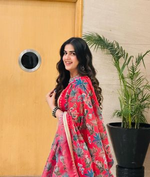 Pranjal Dahiya Instagram - ❤️
.
.
#pranjaldahiya #gulabiqueen