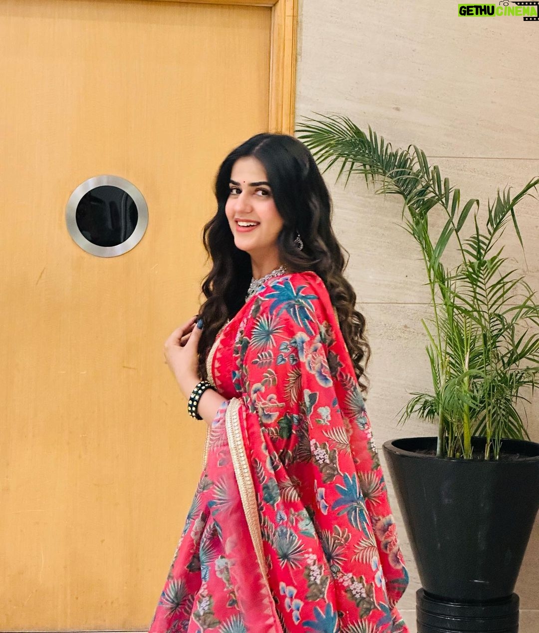Pranjal Dahiya - 276.7K Likes - ❤️
.
.
#pranjaldahiya #gulabiqueen