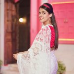 Pranjal Dahiya Instagram - इन आँखों की मस्ती के मस्ताने हज़ारों हैं 👀 . . #pranjaldahiya #gulabiqueen