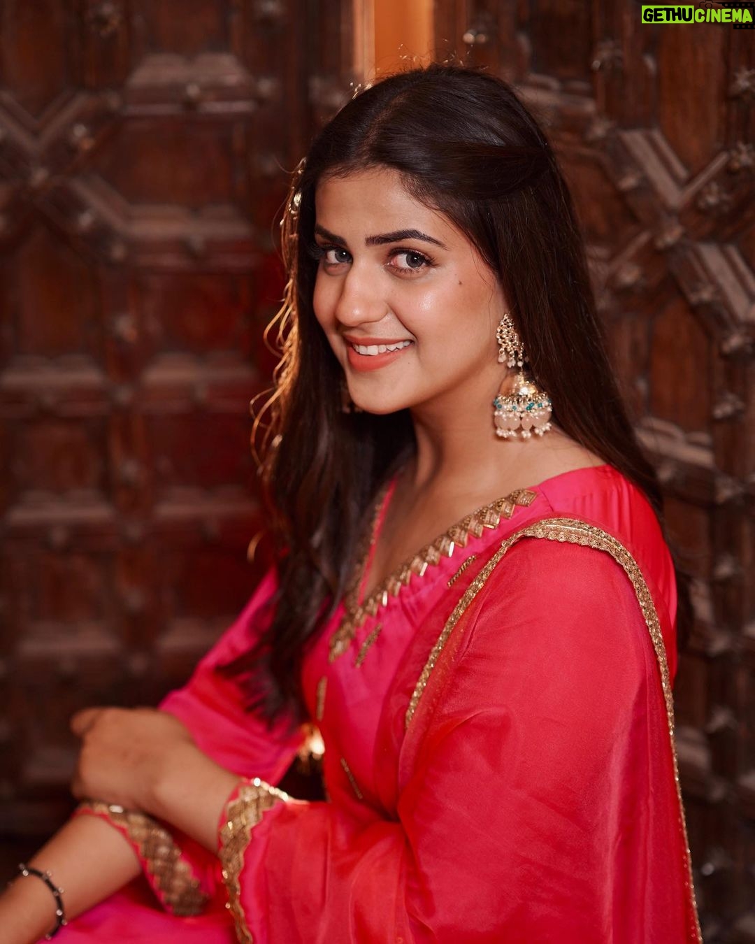Pranjal Dahiya Instagram - Tum Mile Dil Khile ♥️ . . . #pranjaldahiya #gulabiqueen