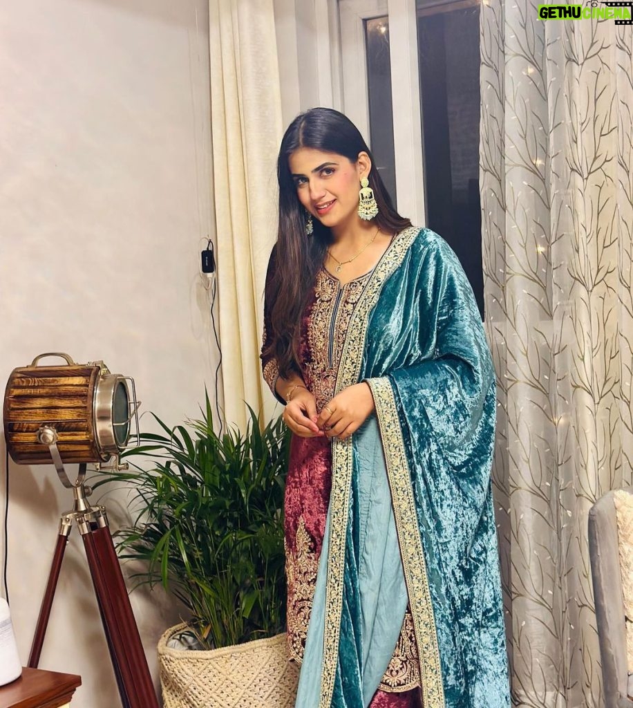 Pranjal Dahiya Instagram - It’s a beautiful morning 💙 . . Anyone Want This Outfit 🙄? Something Is On The Way 😍 . #pranjaldahiya #gulabiqueen #comingsoon