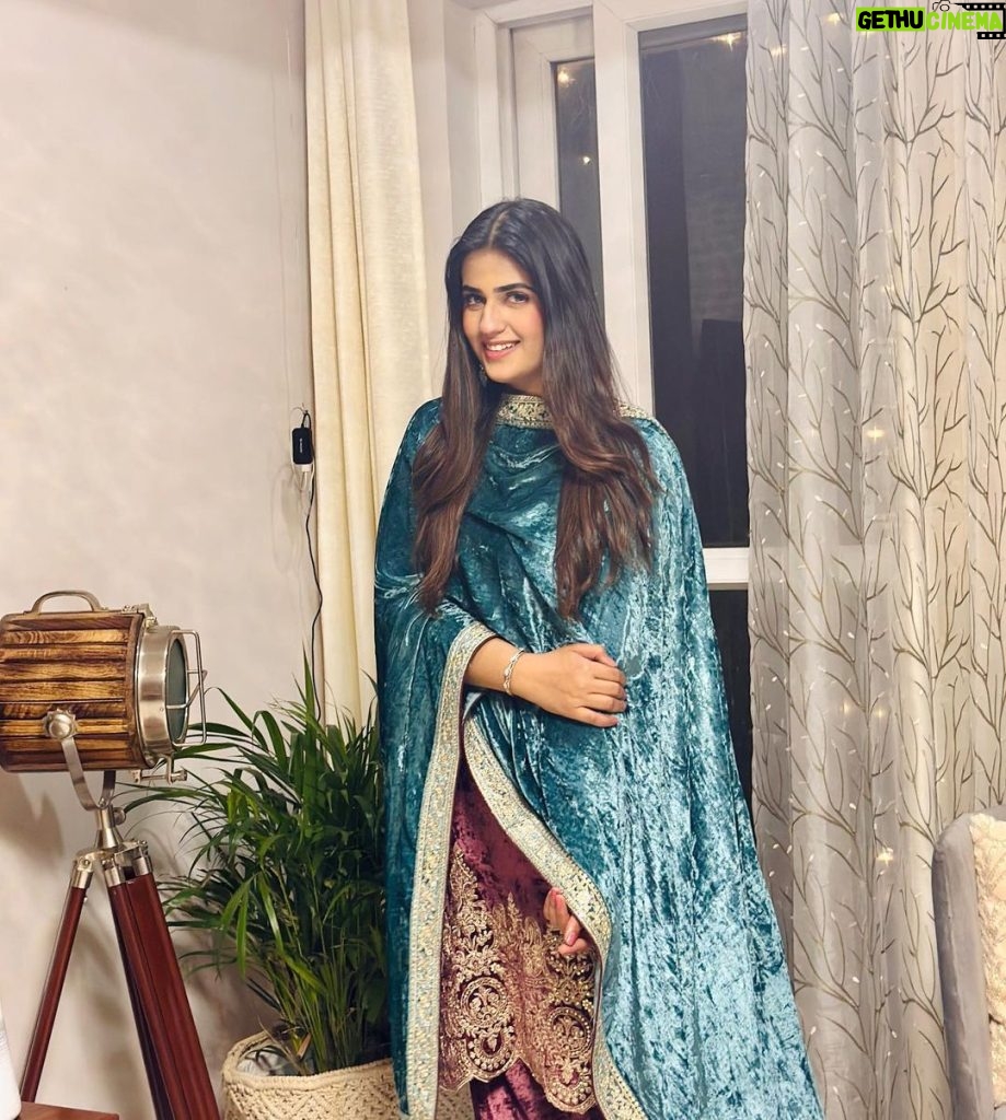 Pranjal Dahiya Instagram - It’s a beautiful morning 💙 . . Anyone Want This Outfit 🙄? Something Is On The Way 😍 . #pranjaldahiya #gulabiqueen #comingsoon