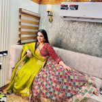 Pranjal Dahiya Instagram - नज़र ने तेरी छुआ, तो है ये जादू हुआ.. होने लगी हूँ में हँसीं.. ❤️ #pranjaldahiya #gulabiqueen