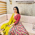 Pranjal Dahiya Instagram - नज़र ने तेरी छुआ, तो है ये जादू हुआ.. होने लगी हूँ में हँसीं.. ❤️ #pranjaldahiya #gulabiqueen