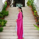 Pranjal Dahiya Instagram - तुम्हारी सोच जो भी हो , मैं उस मिज़ाज की नहीं ..। 🤲🏻 . . Tumhari soch jo bhi ho, Main us mijaz ki nahin..💎 . . 👗 SUIT BY - @labelravneethayer #pranjaldahiya #gulabiqueen