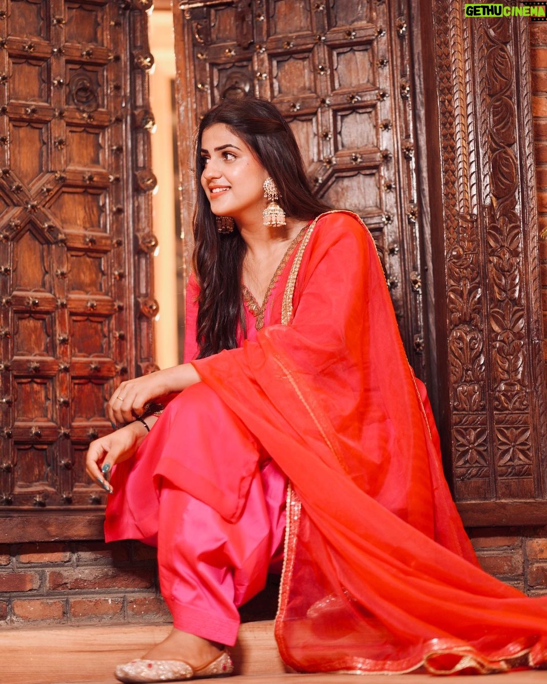 Pranjal Dahiya Instagram - Tum Mile Dil Khile ♥️ . . . #pranjaldahiya #gulabiqueen