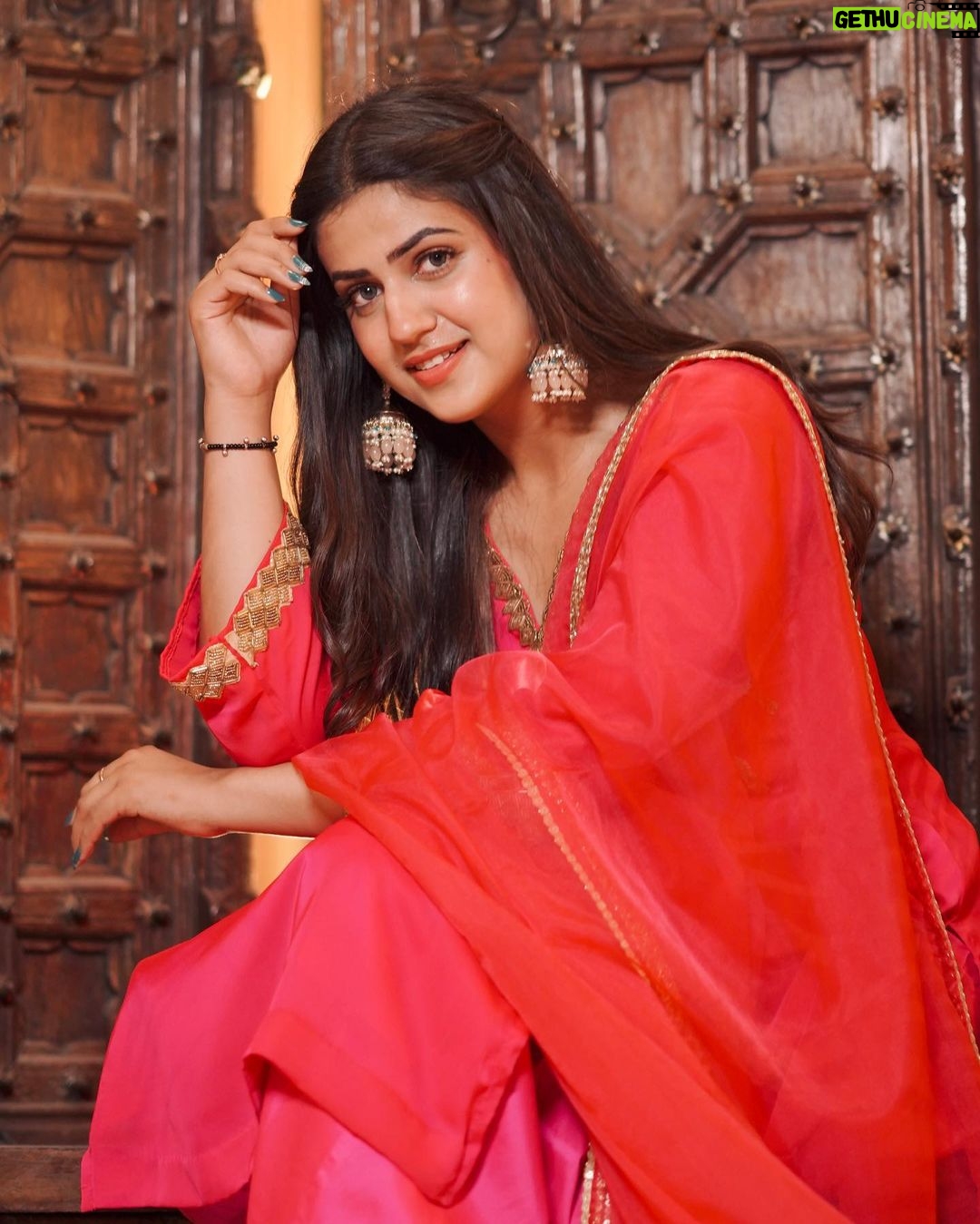 Pranjal Dahiya Instagram - Tum Mile Dil Khile ♥️ . . . #pranjaldahiya #gulabiqueen