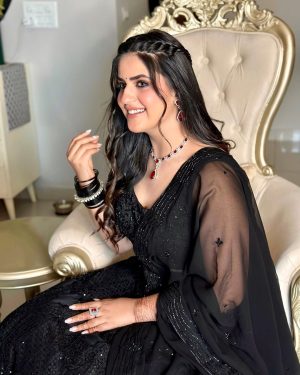 Pranjal Dahiya Instagram - Dass Ki Chauni Ae 🖤
.
.
.
Beautiful makeup by @roopkaurcelebritymua ❤️