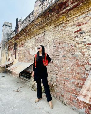 Pranjal Dahiya Instagram - taur tappa raula rappa done rakhdae 🖤✨
.
.
.
#pranjaldahiya #gulabiqueen