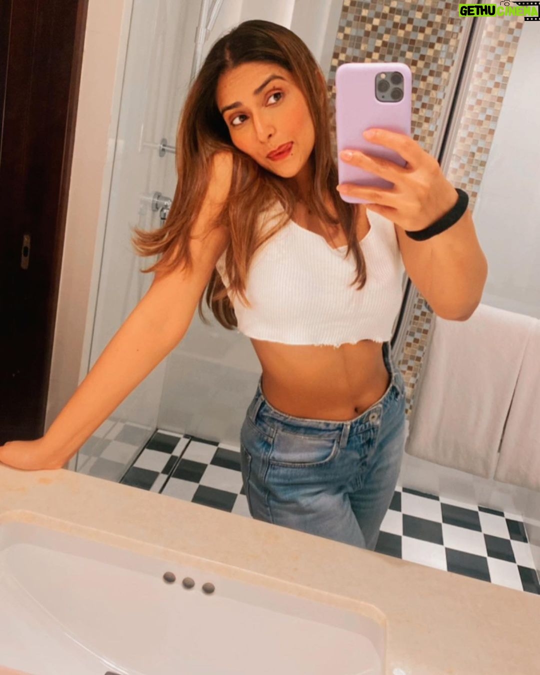 Pranutan Bahl Instagram - not without my hair tie 😌