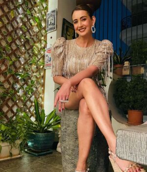 Preeti Jhangiani Instagram - All set for the @mumbaifilmfestival at @nmacc.india :) What a fantastic evening it was !

Thank you @ech.ke for styling us 🤗
Thank you @mahesh_notandass for the jewels ❤️
And thank you my all time fav @eltonsteve for my hair 😍