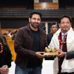 Preeti Jhangiani Instagram - Pro Panja League Co-Founders Mr @dabasparvin and Mrs @jhangianipreeti presenting the PPL momento to Hon’ble Chief Minister of Meghalaya Shri @conrad_k_sangma Ji at the Shillong ArmFight-National ArmWrestling Championship #ProPanjaLeague #Armwrestling