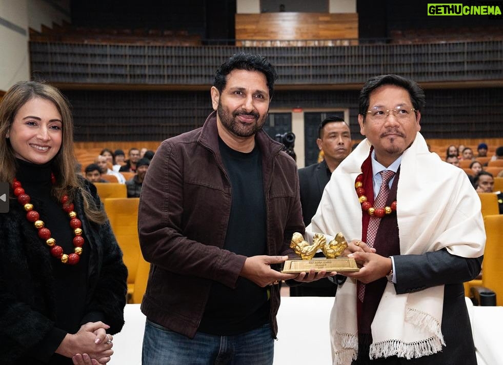Preeti Jhangiani Instagram - Pro Panja League Co-Founders Mr @dabasparvin and Mrs @jhangianipreeti presenting the PPL momento to Hon’ble Chief Minister of Meghalaya Shri @conrad_k_sangma Ji at the Shillong ArmFight-National ArmWrestling Championship #ProPanjaLeague #Armwrestling