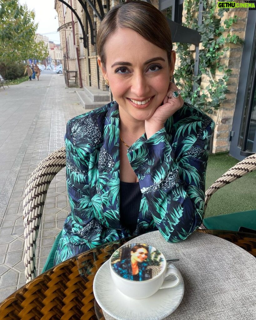 Preeti Jhangiani Instagram - Beautiful weather , scenic views and this amazing cafe! Thank you @laesmeralda.uz for the yummy food ! #samarkand #uzbekistan
