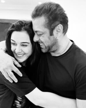Preity Zinta Instagram - Happy Birthday my darling @beingsalmankhan  Always wanna see you happy, smiling & shining ❤️🧿❤️ Since I’m not there to give you ur birthday Jaadu ki jhappi, this photo will do the job 🤗 #happybirthday #friendsforever #ting