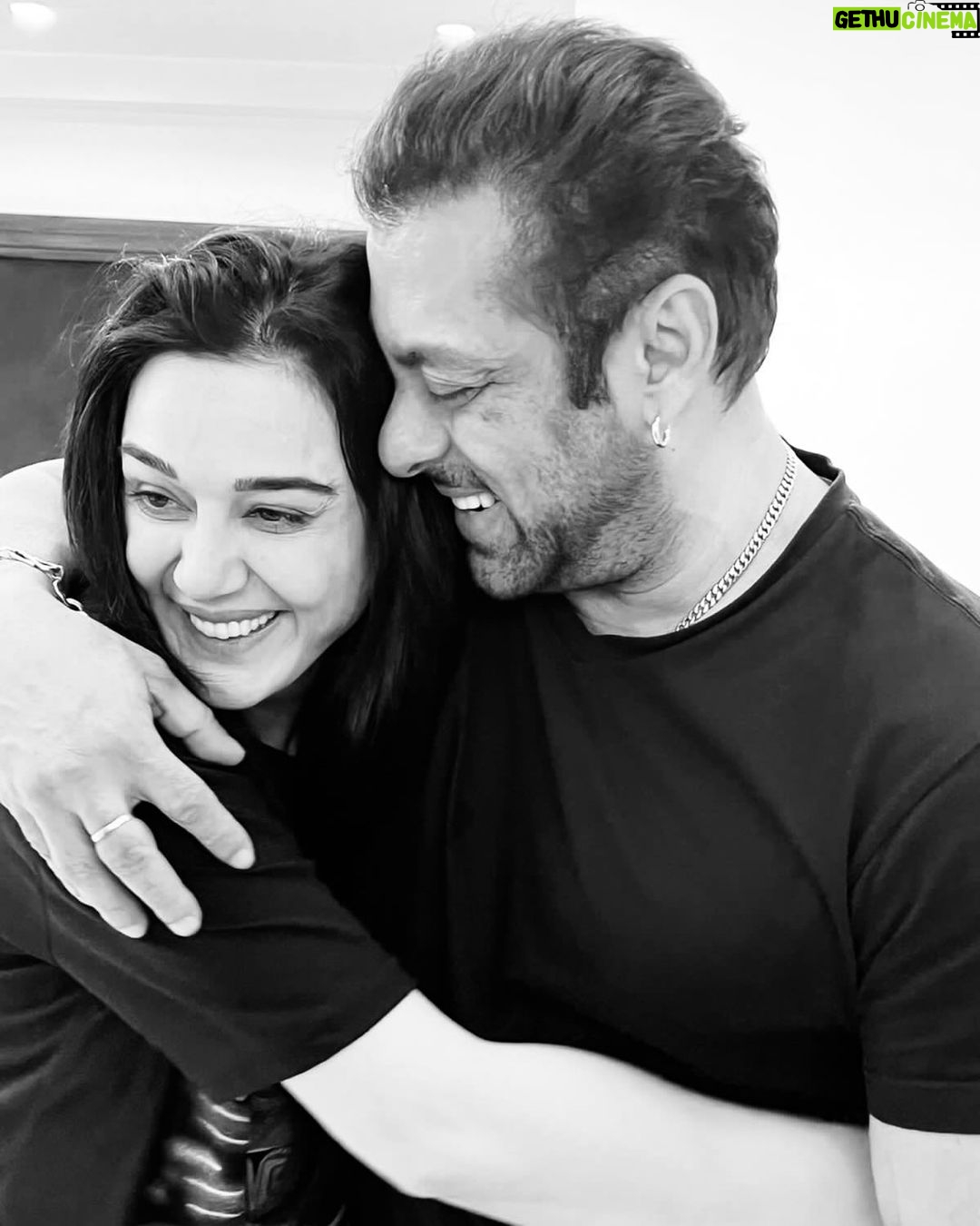 Preity Zinta - 1.8 Million Likes - Happy Birthday my darling @beingsalmankhan Always wanna see you happy, smiling & shining ❤️🧿❤️ Since I’m not there to give you ur birthday Jaadu ki jhappi, this photo will do the job 🤗 #happybirthday #friendsforever #ting