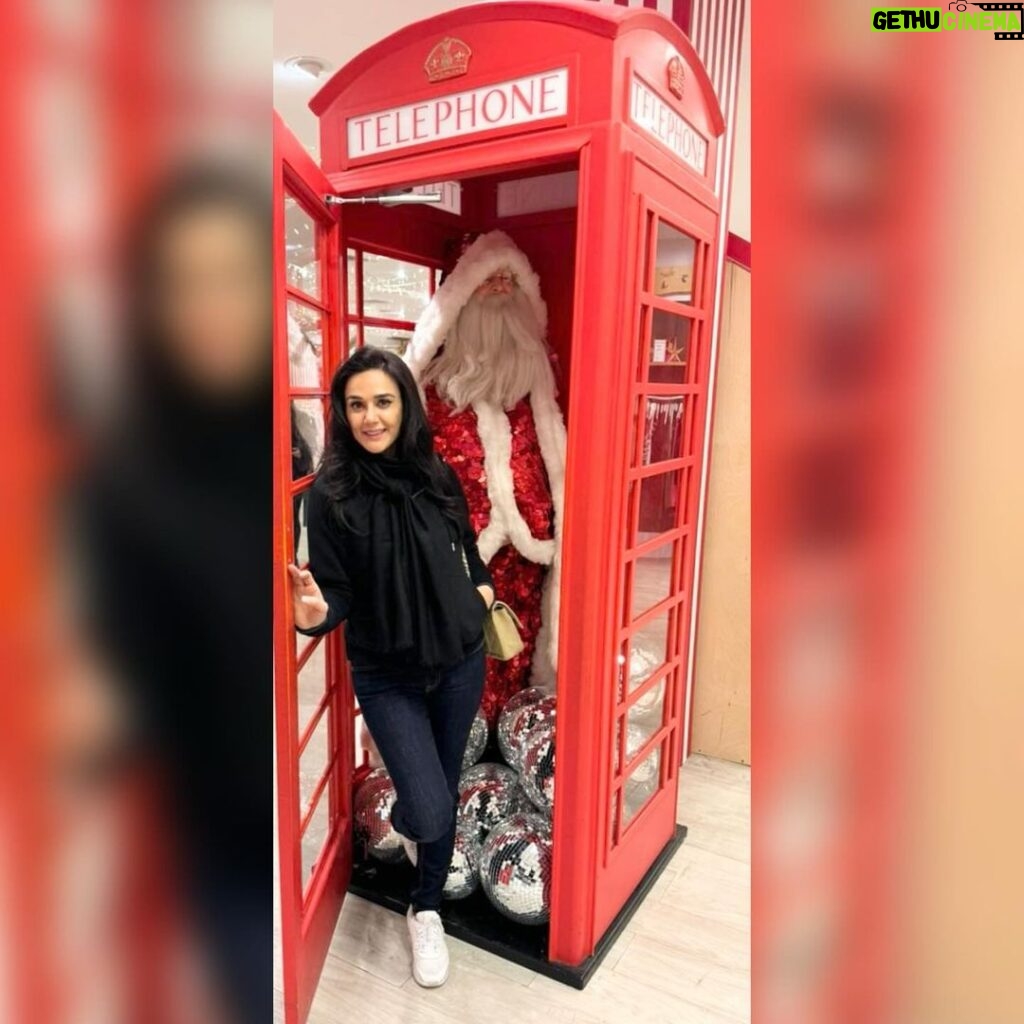 Preity Zinta Instagram - Calling London ❤️ Miss these old school phone booths specially when it’s cold ! Wonder what else will be missing from our lives as technology advances. Hope real life connections and relationships are not compromised with the advancement of A.I and the high tech world. #foodforthought #Ting