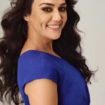 Preity Zinta Instagram - Ending this year on a colourful note with a sneak peek from behind the scenes from my shoot for @kamdhenu_paints. Wishing all of you a happy & prosperous New Year filled with every colour of love & happiness from me and Kamdhenu paints ❤️ दिल के रंग दीवारो पे 🎉⭐️🎉 #Ting #Happynewyear #2024. 📷 @rahuljhangiani 💄 @anilc68 💇‍♀️ @amitthakur_hair 👗 @aasthasharma Managed by @bhakteevakil