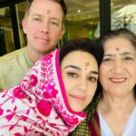Preity Zinta Instagram - Nothing like coming home after a hectic travel schedule. This year Diwali took me across three continents and gave me unforgettable memories and experiences. The jet lag & exhaustion seemed to melt away when I sat down for Lakshmi Puja 🙏 I’d like to wish every one out there loads of love, positivity n light always 🪔❤️🪔 Jai Lakshmi Mata 🙏 Jai Shree Ram 📿 #Diwali #puja #family #friends #ting Los Angeles, California